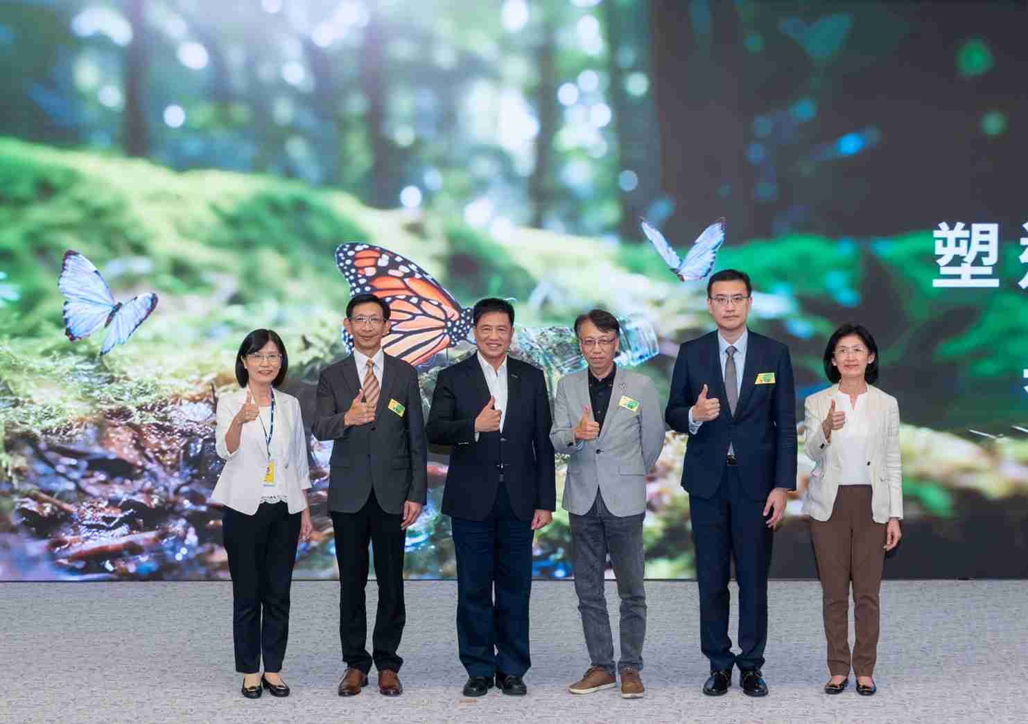 友達2023 CSR共榮大會，，，邀請領域專家分享交流生物多樣性管理趨勢、、、、無塑產品、、、、海廢永續塑料等議題  （圖左到右：友達光電永續長古秀華、、、3M台灣技術長陳君杰、、、、友達光電董事長暨集團策略長彭双浪、、、光寶科技企業永續發展處處長陳慶暉、、安永聯合會計師事務所執業會計師曾于哲、、、友達光電供應鏈總部副總經理吳宜芳）