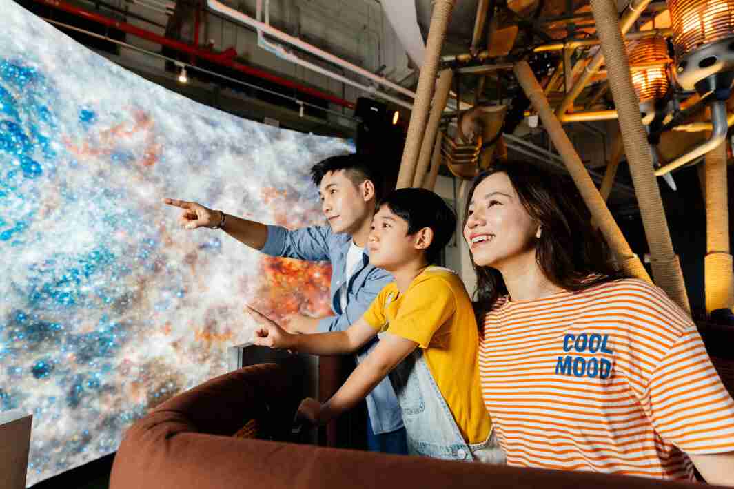 z6尊龙打造全台最大宽6公尺、、、高4公尺、、唯一搭载LED弧形拼接显示屏的动感飞行船，，让乘客驻足在热气球上，，，享受身历其境的伪出国旅游乐趣