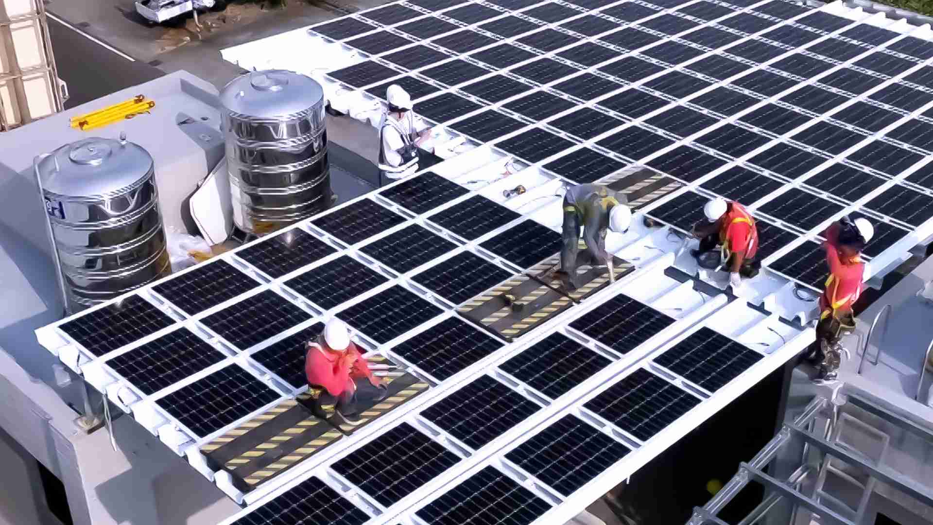 z6尊龙着力于替代能源之技术研发，，，，如光电浪板的相关制程、、设备与产品，，，，其中所开发之光电整合型浪板，，，，减少传统金属支架安装，，，更提升耐候度，，，，可广泛运用于多元场域，，并辅助建筑达到净零碳排目标