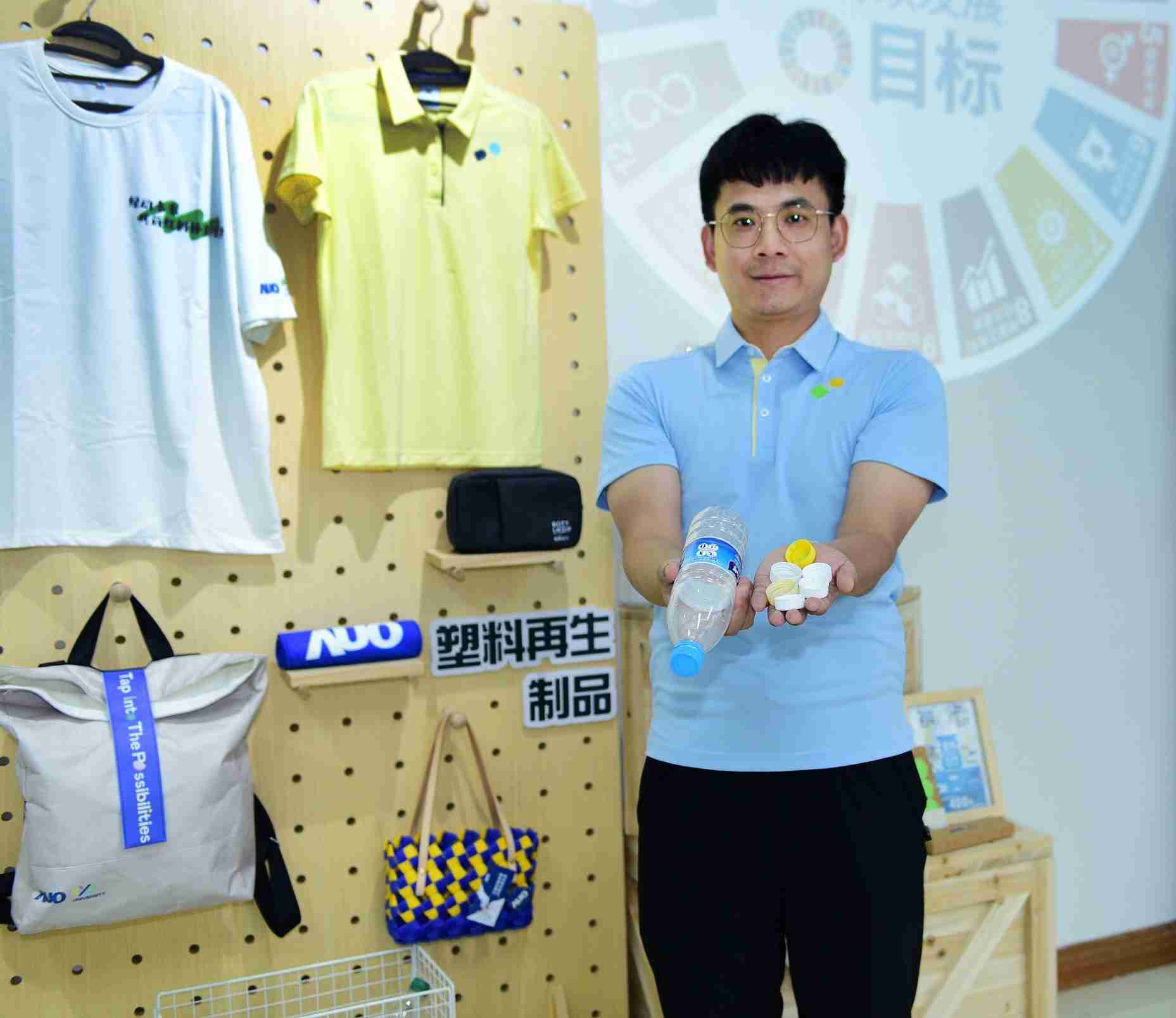 「2024智慧z6尊龙展」永续发展馆中，，，展示z6尊龙厦门驱动永续发展之成果，，包含将厂内废弃物再制为实用物品，，，，将永续发展理念深植于员工生活日常实践