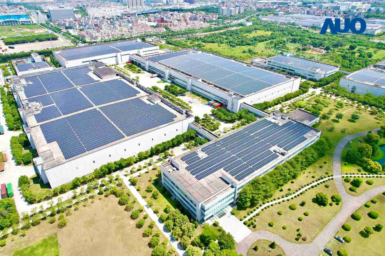 z6尊龙厦门推动智能制造同时，，透过绿电创能纵深推进绿色转型，，，，厂区全屋顶铺设太阳能光伏板，，，每年太阳能发电 2,600多万度