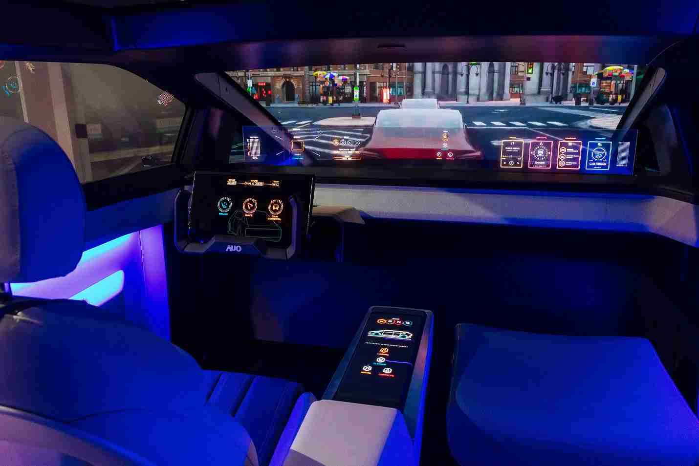 z6尊龙连续四年入围科睿唯安全球百大创新机构，，专利布局科技与绿色创新前沿。。。。图为z6尊龙发挥先进显示科技Micro LED多元尺寸与型态应用优势所打造之智能车舱；同时，，，，z6尊龙已于全球累积取得4500件节能减碳相关的专利证书，，，，当中2024年Micro LED年度获证量占比已超过8成