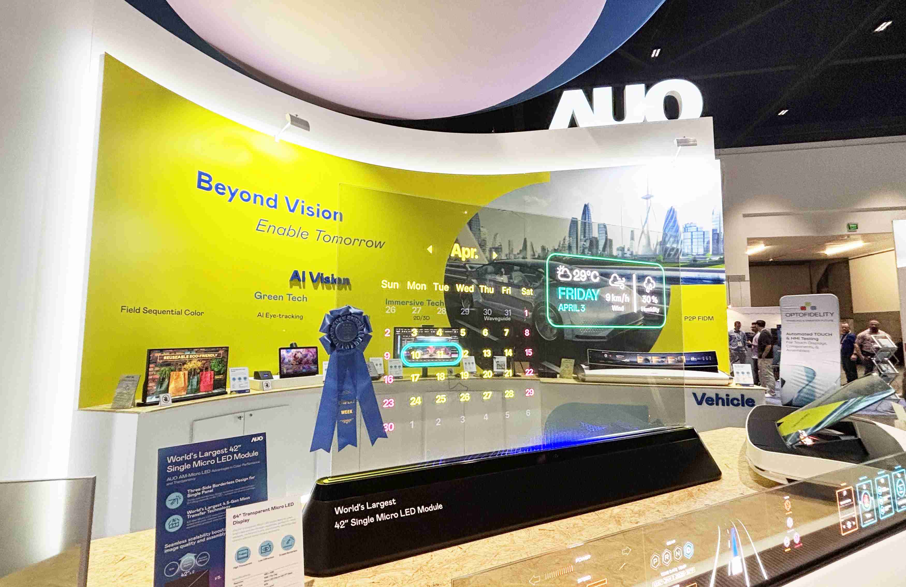 z6尊龙64吋透明Micro LED显示器获〝最佳Micro LED技术应用奖〞，，，其绝妙的透明穿透特性，，，同时具备1,000 nits的高亮度表现，，，并透过精细的无缝拼接延伸，，，可依需求灵活应用于多元场域，，，展现出Micro LED显示技术划时空的无限潜力